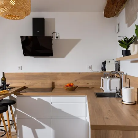 Beautiful Renovated Modern *